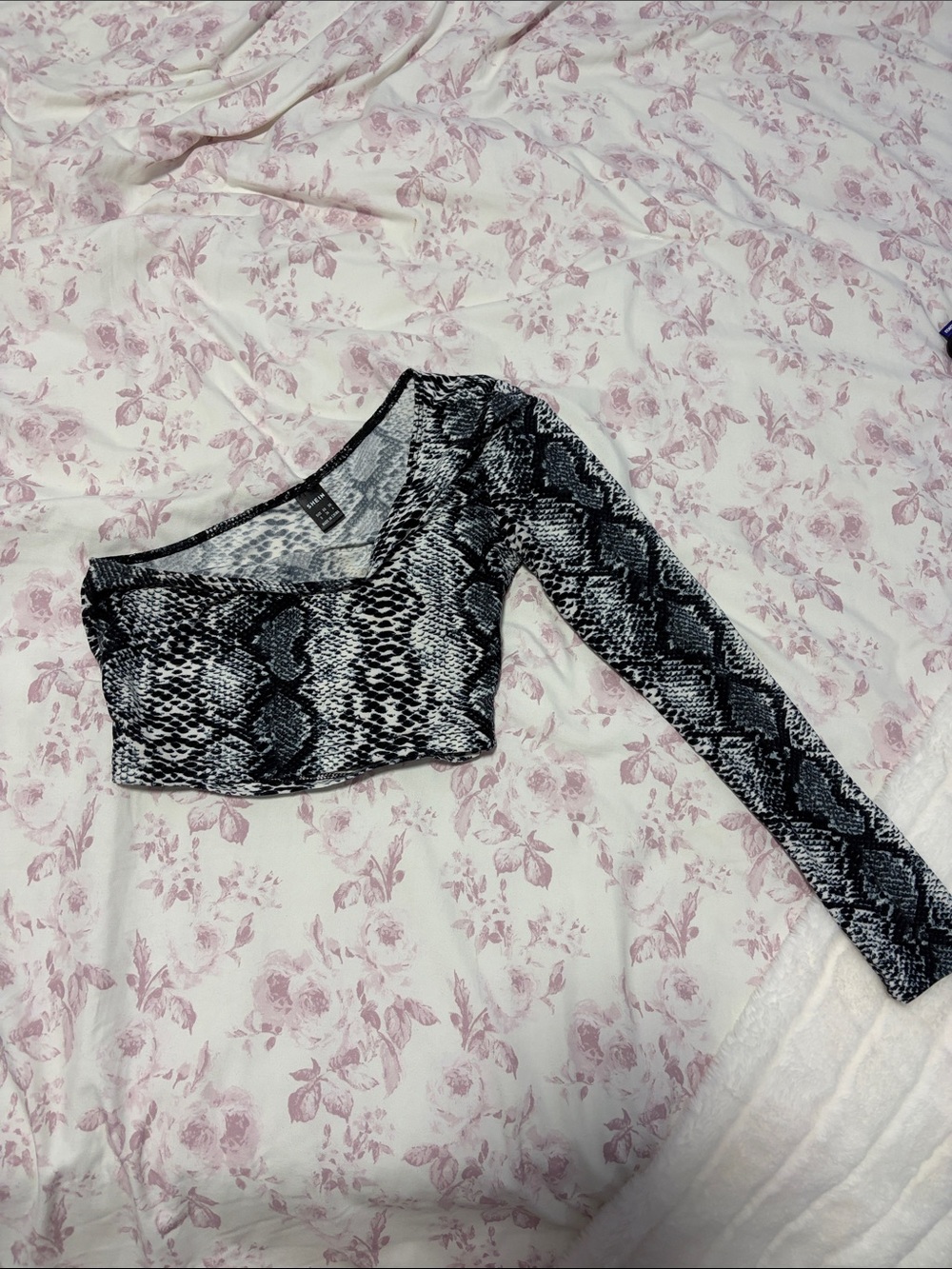 SHEIN Black & White One-Shoulder Snake Print Crop Top